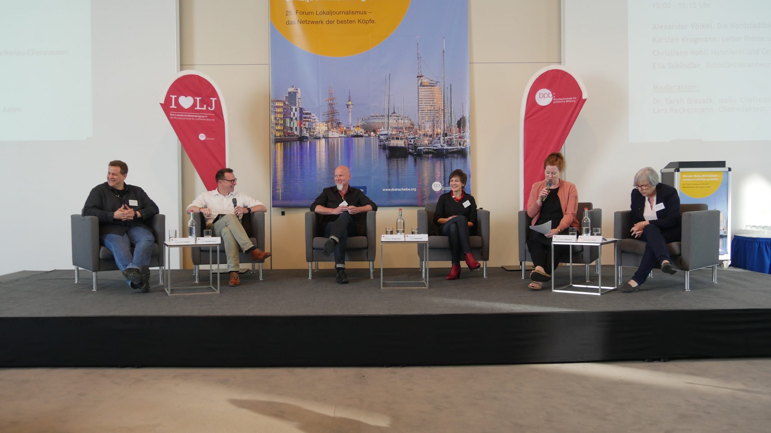Alexander Völkel (Nordstadtblogger), Lars Reckermann (Schwäbische Post, Gmnünder Tagespost), Karsten Krogmann (Weißer Ring), Ella Schindler (Nürnberer Nachrichten) und Sarah Brasack (Kölner-Stadtanzeiger) nahmen an der Diskussionsrunde teil.