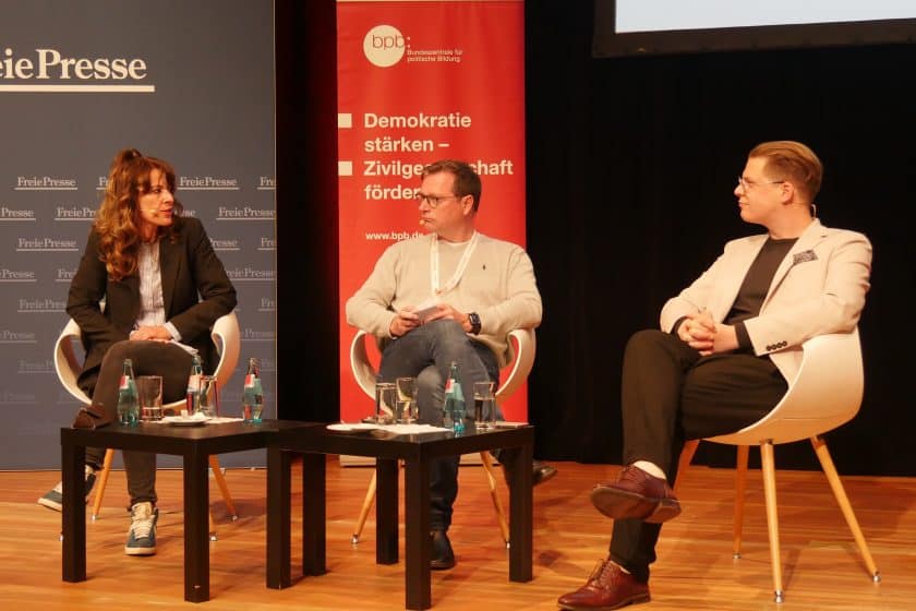 Lars Reckermann (Chefredakteur Zeitungsgruppe Ostfriesland), Katrin Lenzer (Geschäftsführung und Redaktionsleitung Castenow Karma) und Finn Werner (Geschäftsführung Digitalien) sprachen über neue Wege, das Publikum zu erreichen.