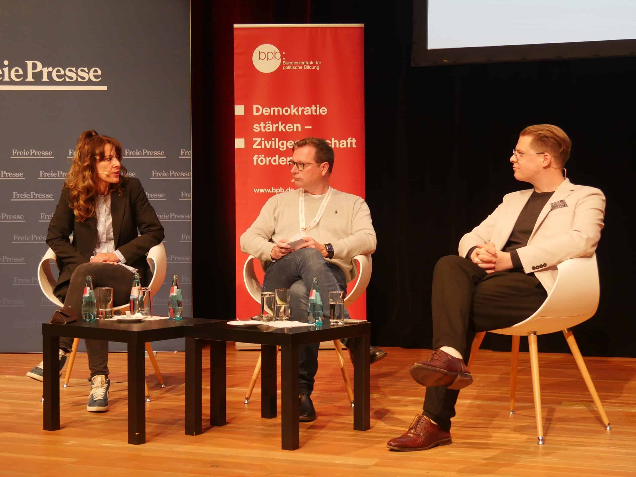 Lars Reckermann (Chefredakteur Zeitungsgruppe Ostfriesland), Katrin Lenzer (Geschäftsführung und Redaktionsleitung Castenow Karma) und Finn Werner (Geschäftsführung Digitalien) sprachen über neue Wege, das Publikum zu erreichen.