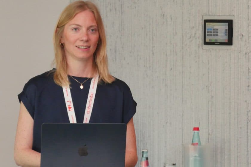 Psychologin und Journalistin Mareike Makosch hat auf dem Forum Lokaljournalismus 2025 darüber gesprochen, wie ein konstruktiver Dialog im Redaktionsalltag gelingt.