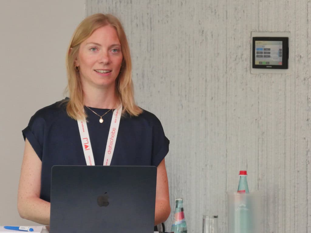 Psychologin und Journalistin Mareike Makosch hat auf dem Forum Lokaljournalismus 2025 darüber gesprochen, wie ein konstruktiver Dialog im Redaktionsalltag gelingt.