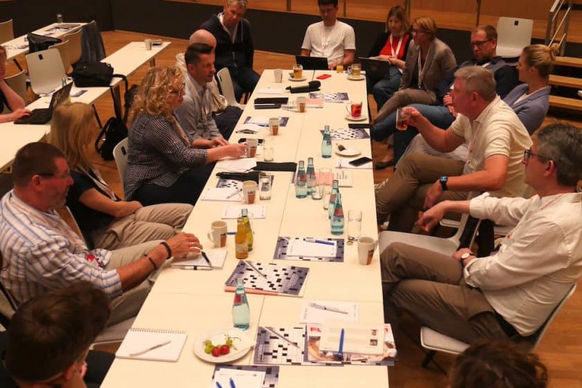 Hier fand Austausch statt: Im ersten Praxisgespräch ging es um radikale Herausforderungen im lokaljournalistischen Feld.