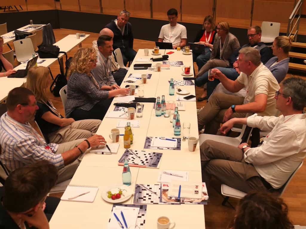 Hier fand Austausch statt: Im ersten Praxisgespräch ging es um radikale Herausforderungen im lokaljournalistischen Feld.